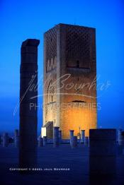 Image du Maroc Professionnelle de  Le Minaret et quelques colonnes de la mosquée (Tour Hassan) qui fît construite à la fin du XIIe siècle par le Sultan Yacoub el Mansour (dynastie Almohade) désireux de construire la plus grande mosquée du monde doté de 400 colonnes, la construction n’a pas été achevé suite à la mort du sultan en 1199, La tour Hassan est le symbole de Rabat son esplanade abrite le Mausolée Mohammed V de Rabat, Jeudi 15 Février 2007. (Photo / Abdeljalil Bounhar)